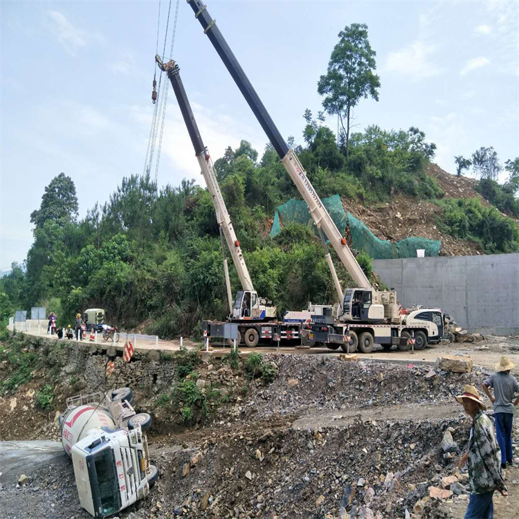 海门汽车掉沟里叫吊车救援要多少钱